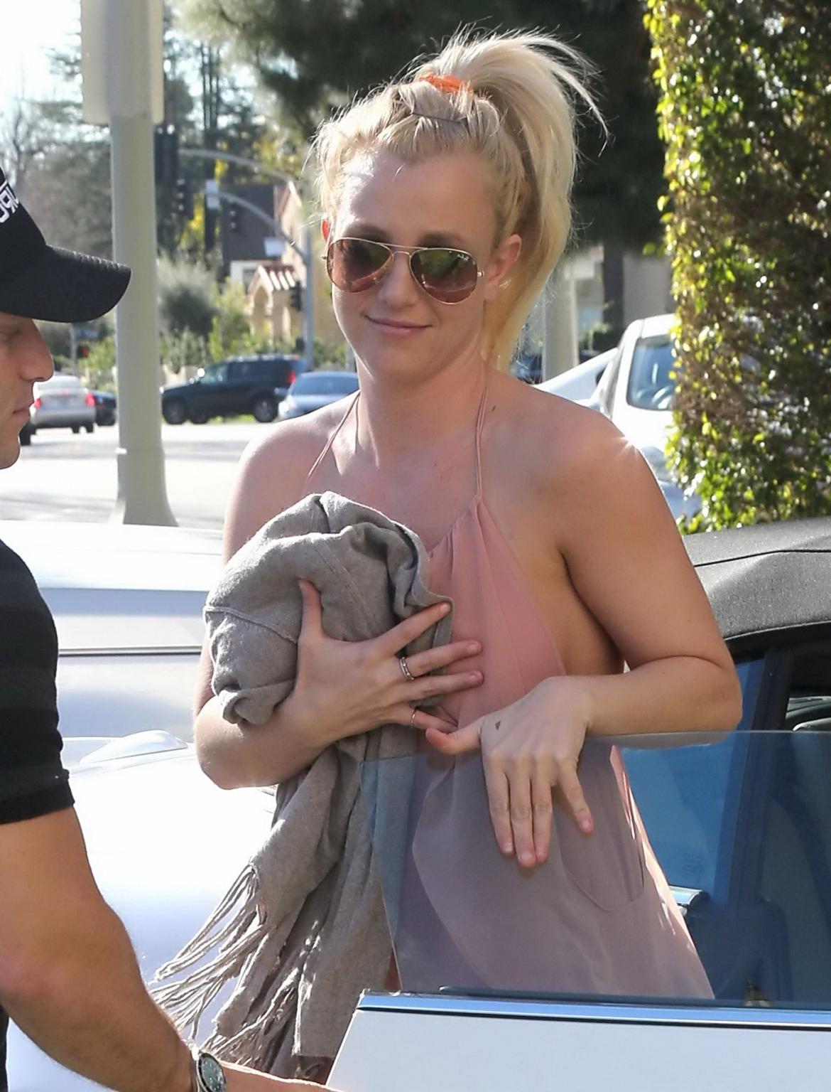 10P Britney Spears bralles wearing flowing mini dress while visits her friend in Los