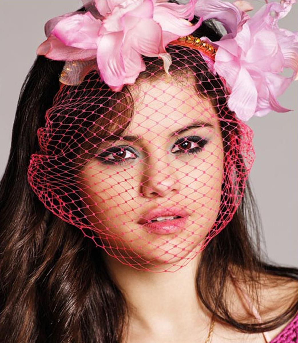 15P Selena Gomez looks so sweet in magazine