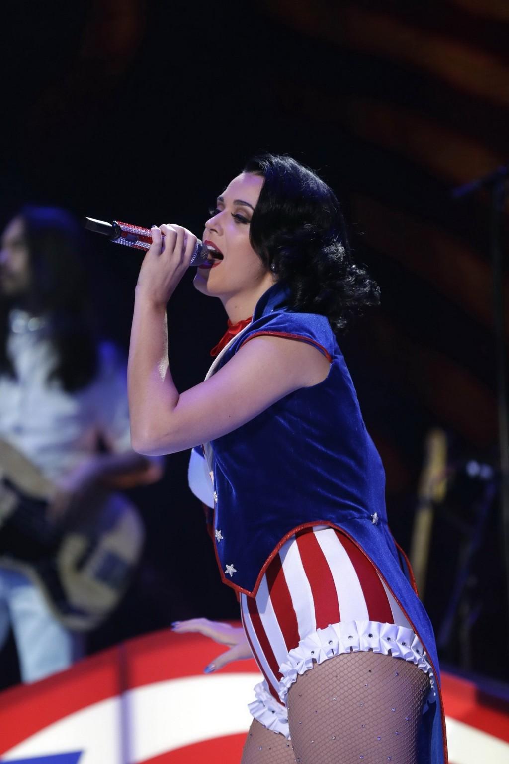 10P Katy Perry busty and leggy wearing skimpy national colored costume at a concert 