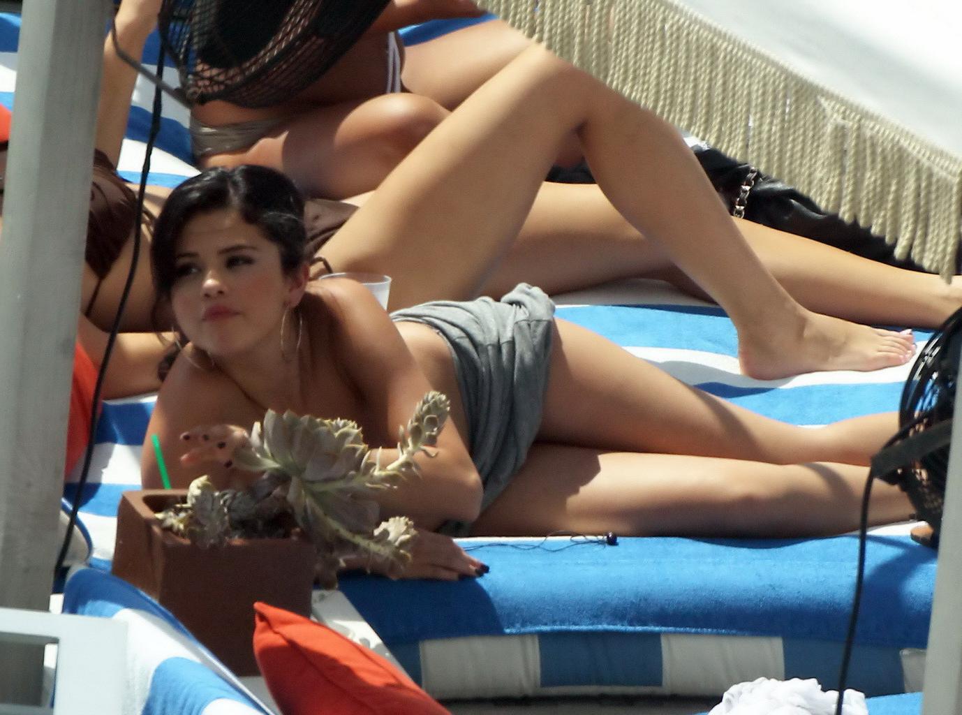 10P Selena Gomez fully naked by the pool in Miami
