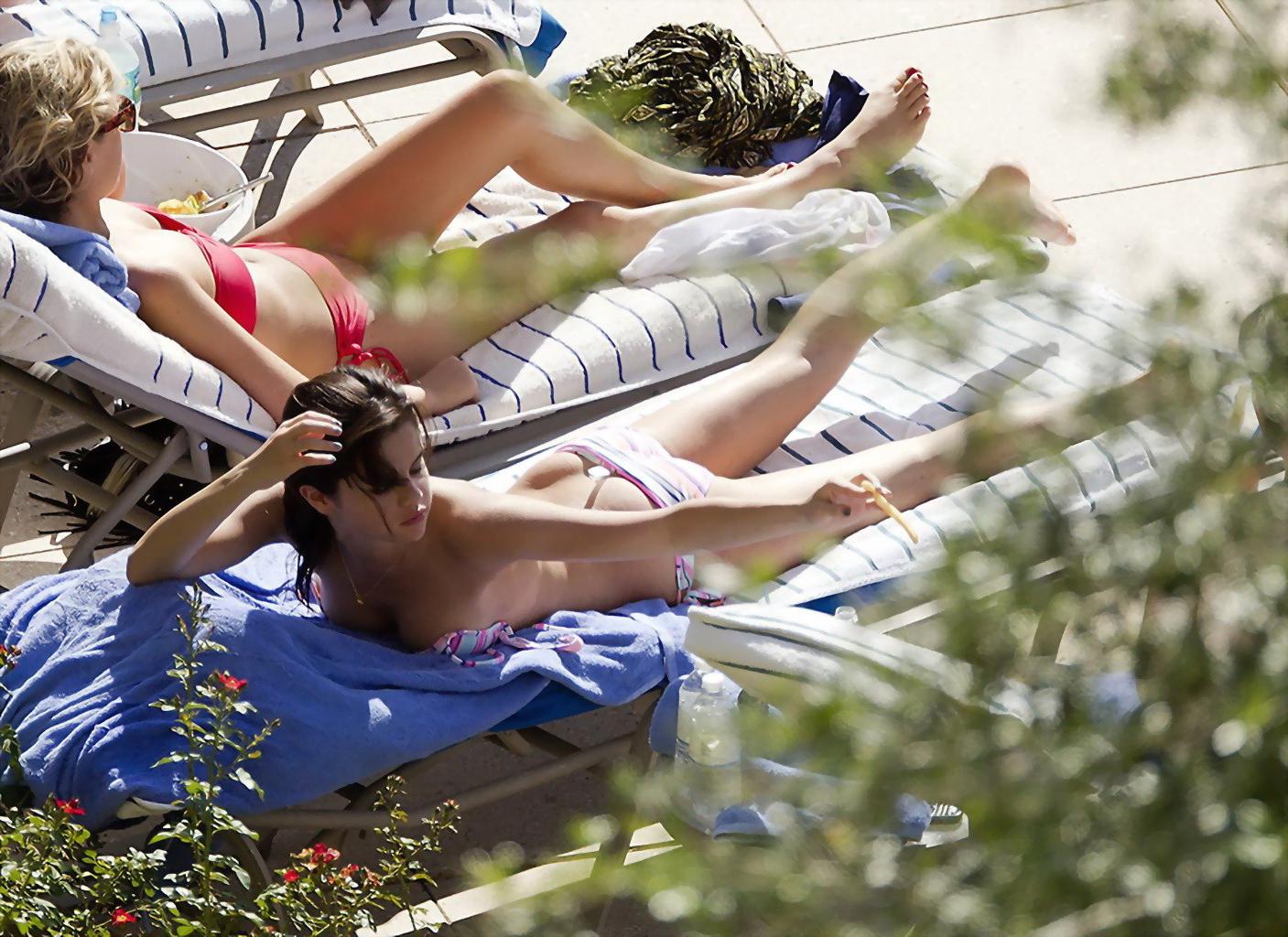 10P Selena Gomez fully naked by the pool in Miami