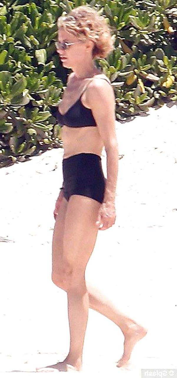 10P Meg Ryan exposing her nice big boobs and lets boy grab them