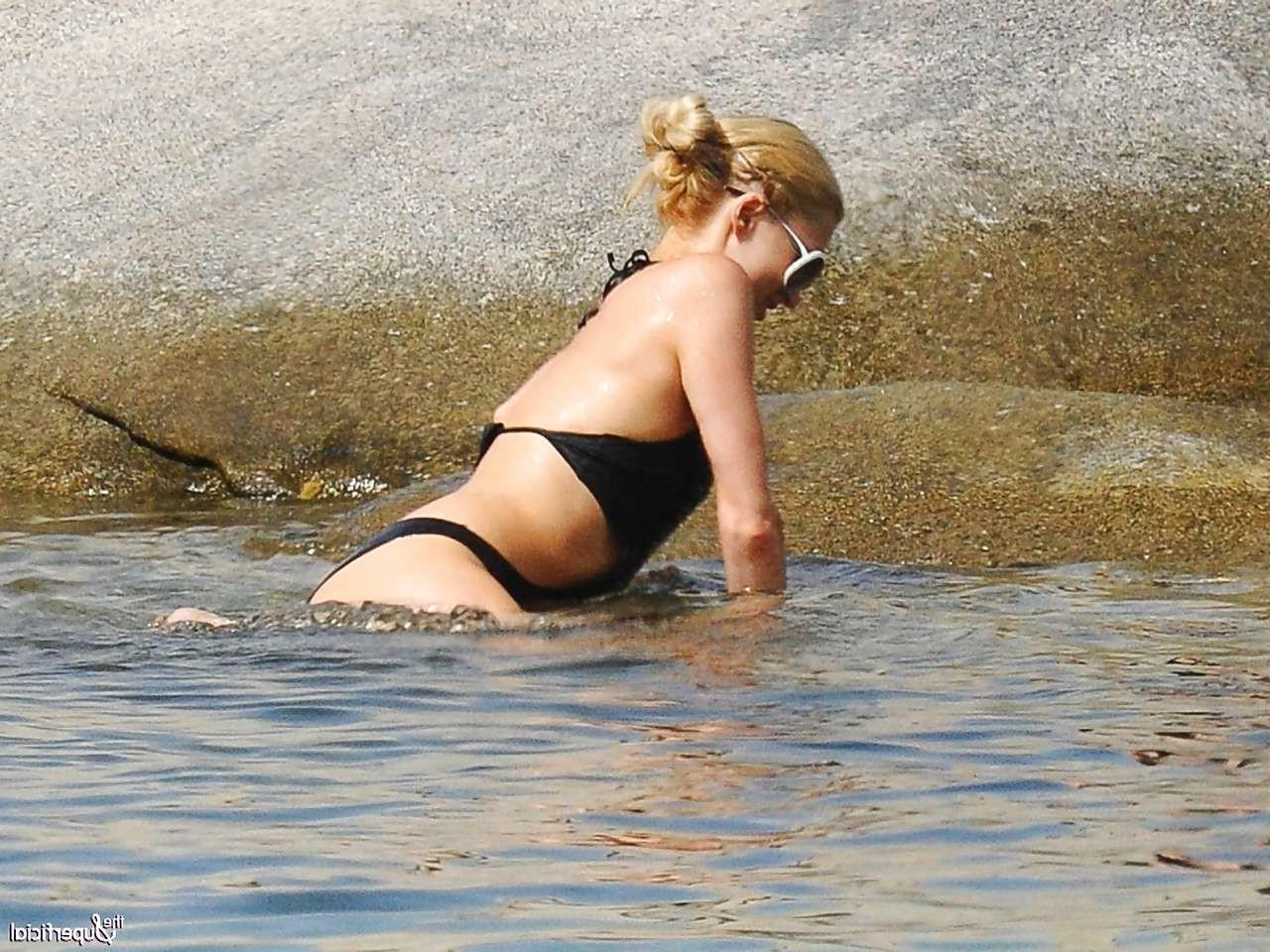 10P Paris Hilton showing her great ass in bikini thong and posing topless