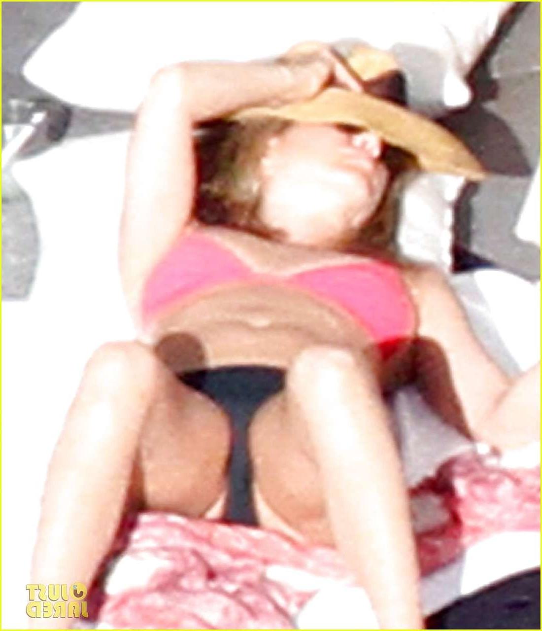 10P Jennifer Aniston exposing sexy body in bikini on pool