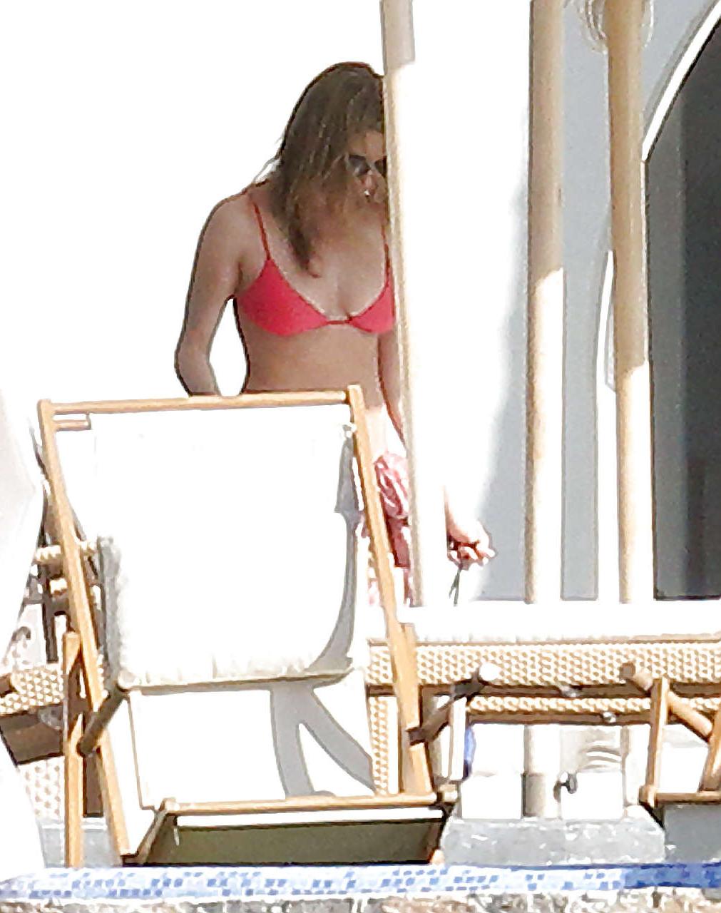 10P Jennifer Aniston exposing sexy body in bikini on pool