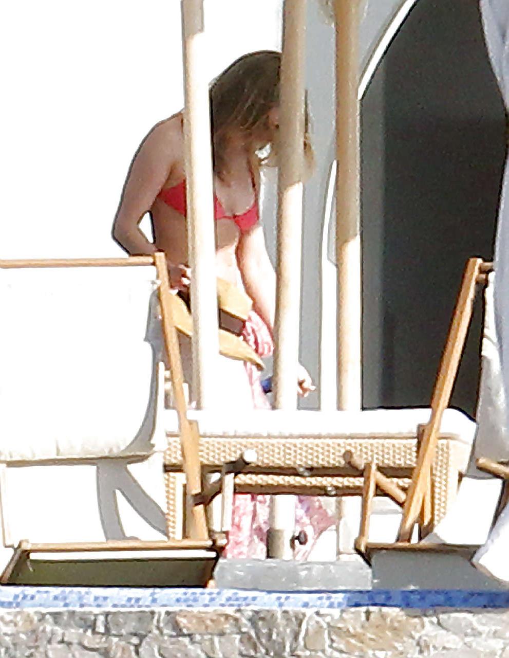 10P Jennifer Aniston exposing sexy body in bikini on pool