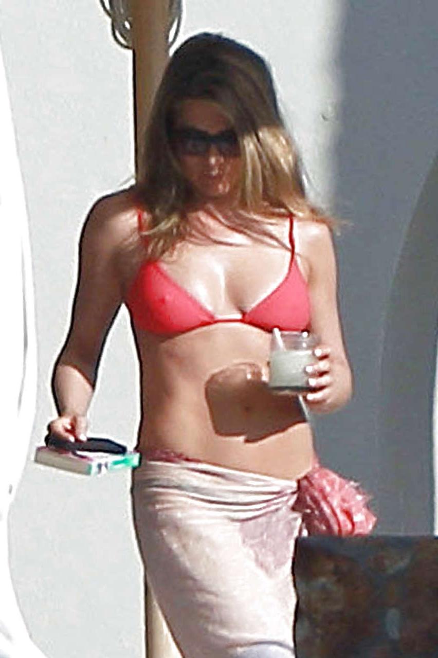 10P Jennifer Aniston exposing sexy body in bikini on pool
