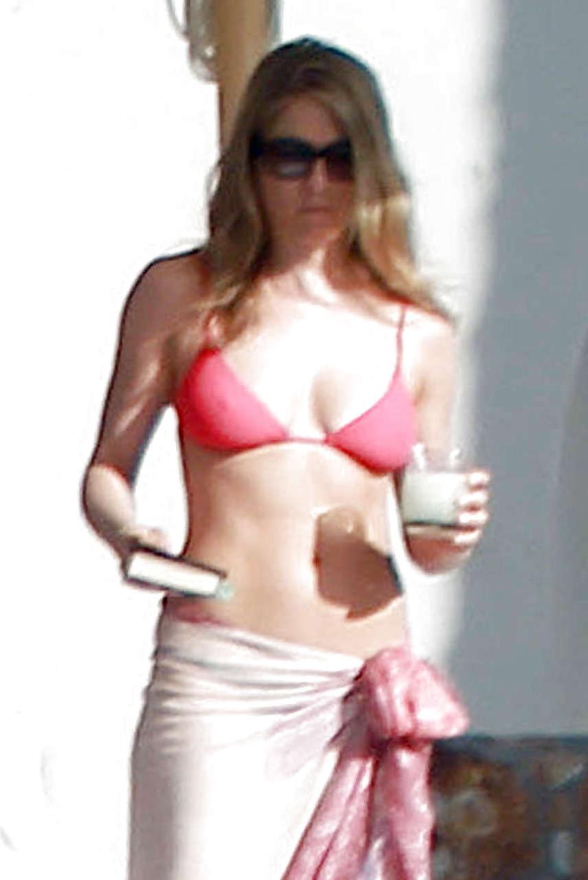 10P Jennifer Aniston exposing sexy body in bikini on pool