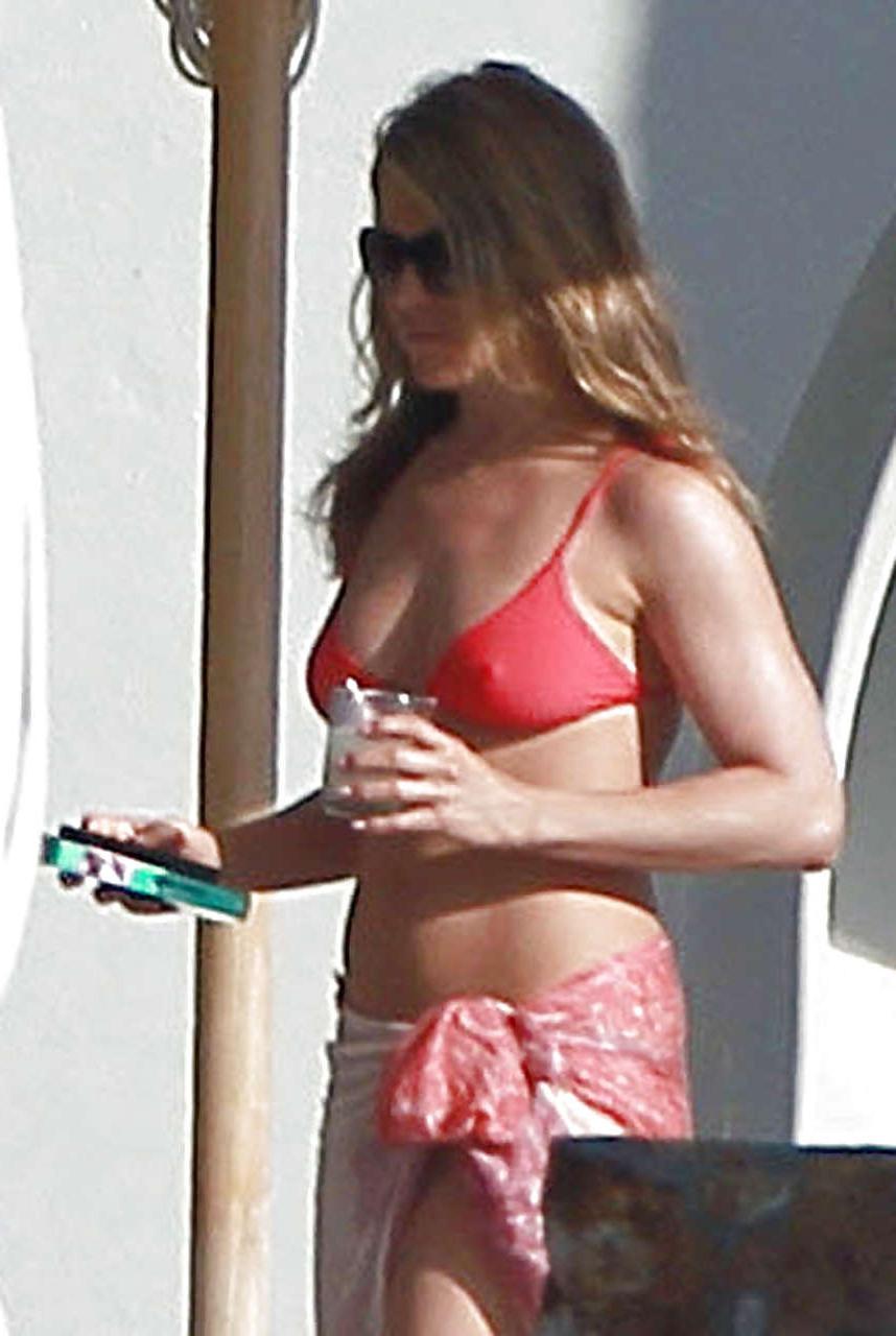 10P Jennifer Aniston exposing sexy body in bikini on pool
