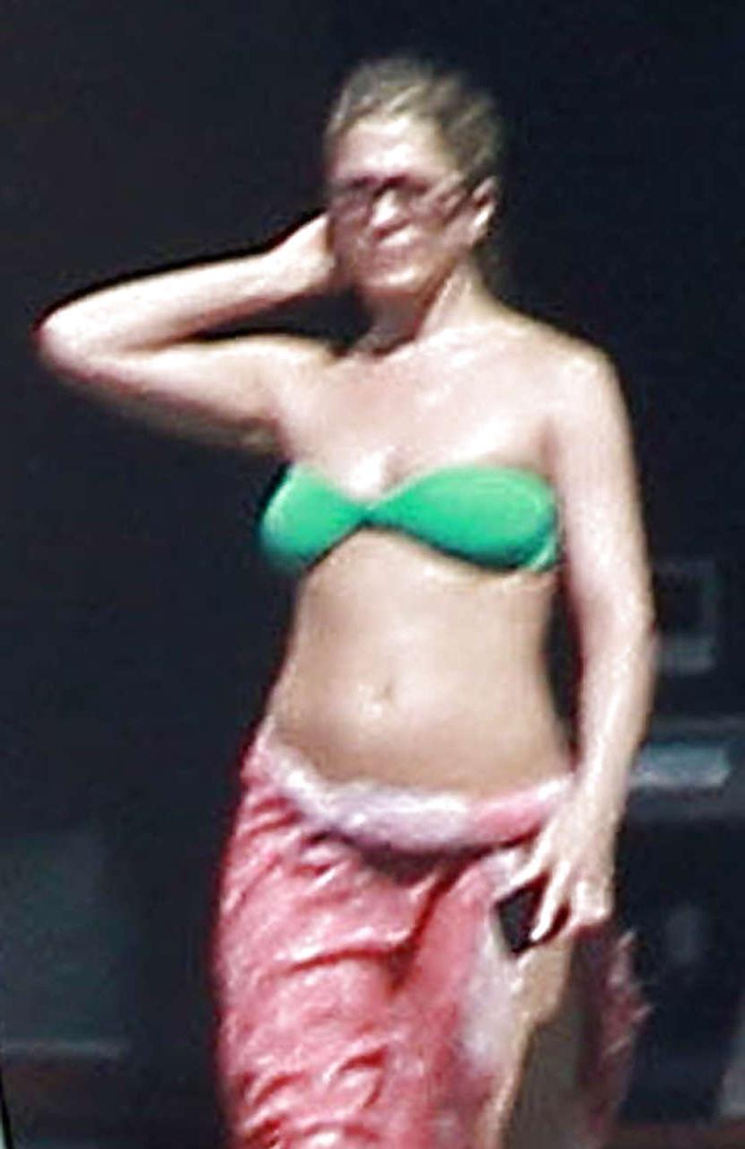 10P Jennifer Aniston exposing sexy body in bikini on pool
