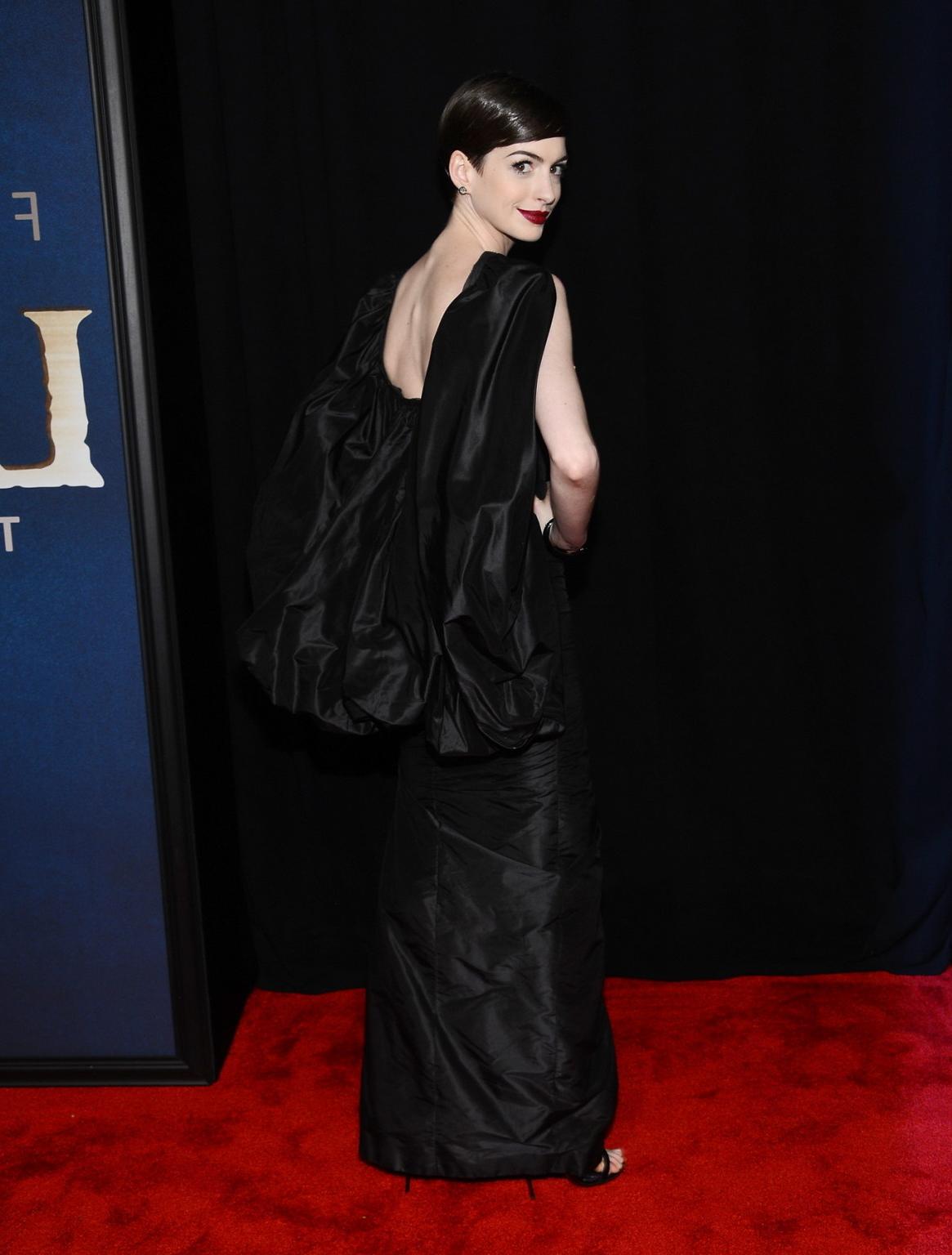 10P Anne Hathaway flashing her pussy at 'Les Miserables' premiere in NYC