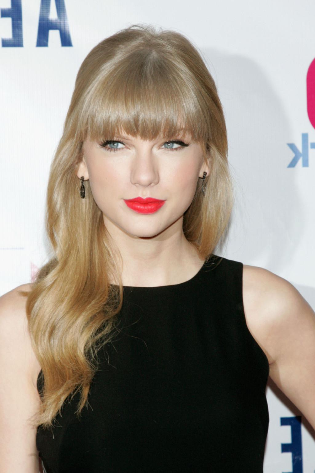 11P Taylor Swift leggy wearing a black mini dress at Z100's Jingle Ball 2012 in NYC