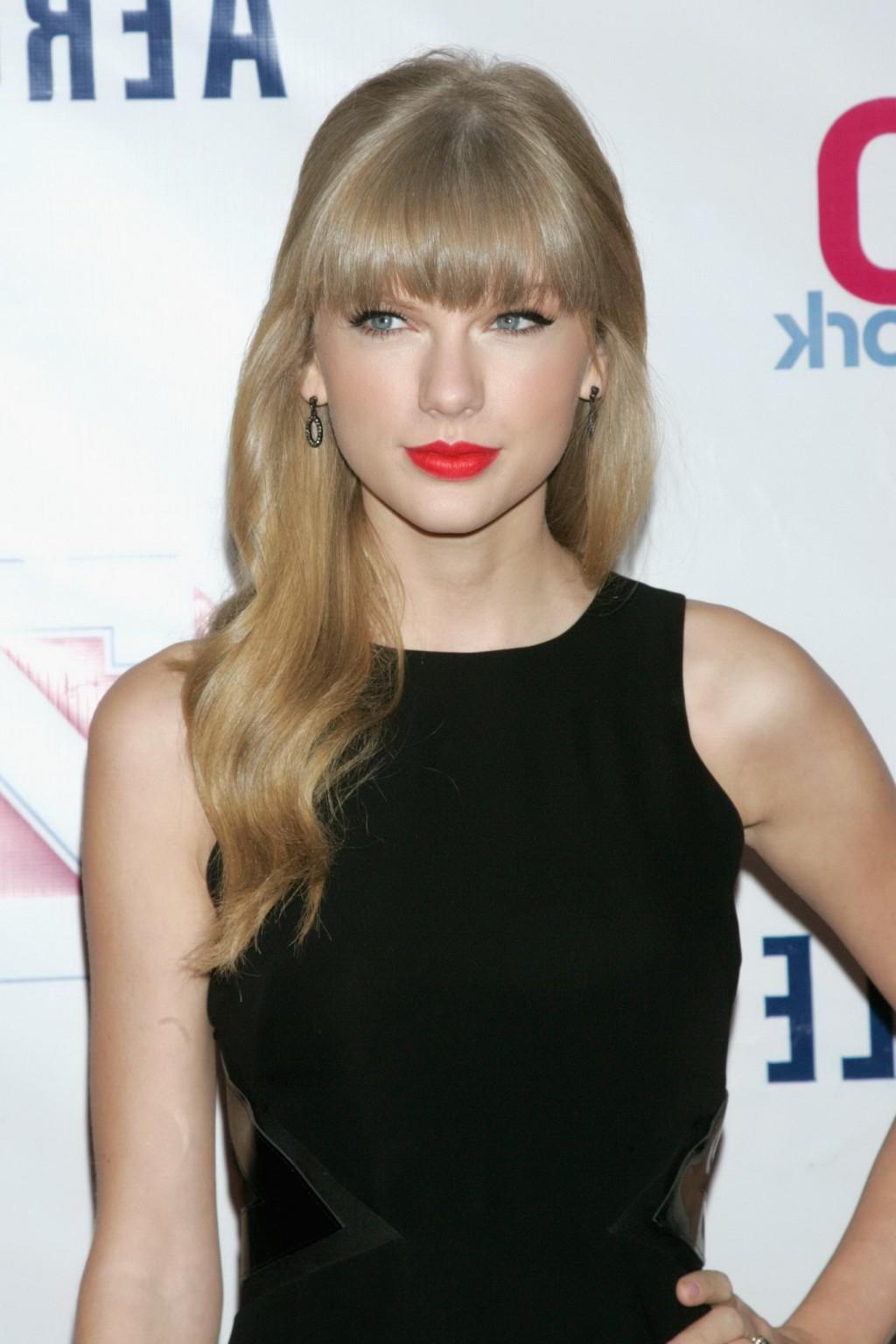 11P Taylor Swift leggy wearing a black mini dress at Z100's Jingle Ball 2012 in NYC
