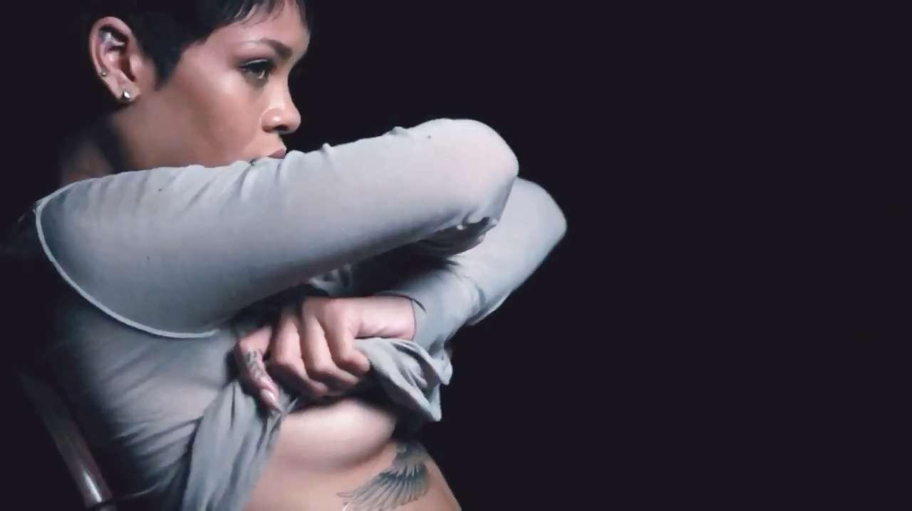 10P Rihanna posing totally nude and showing hard nipples
