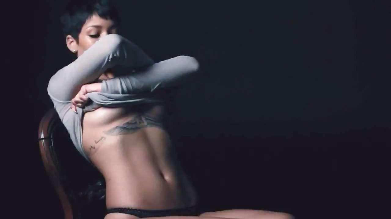 10P Rihanna posing totally nude and showing hard nipples