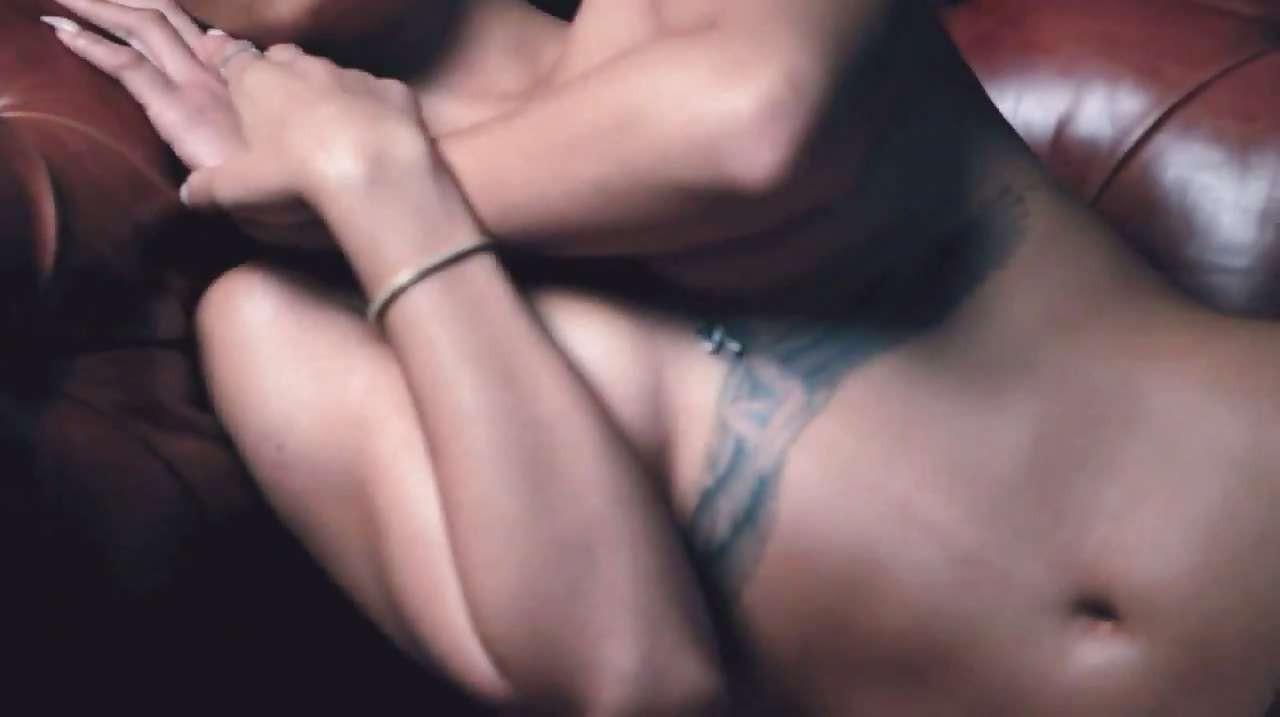 10P Rihanna posing totally nude and showing hard nipples