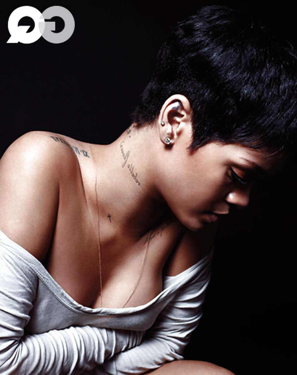 10P Rihanna posing totally nude and showing hard nipples