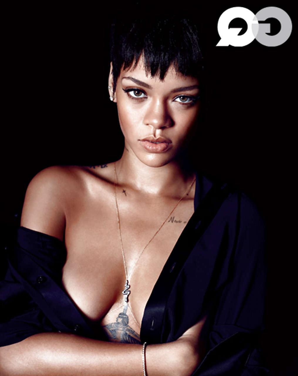 10P Rihanna posing totally nude and showing hard nipples