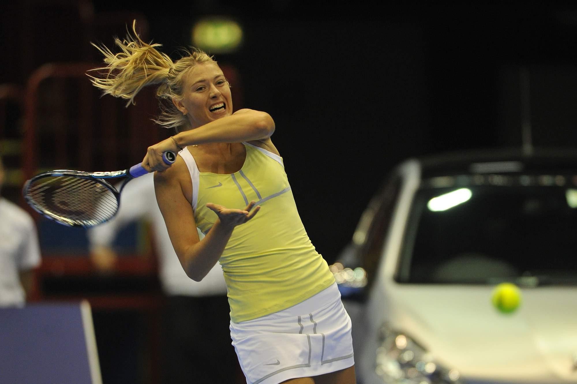 10P Maria Sharapova flashing her panties at the exhibition tennis match in Milan, It