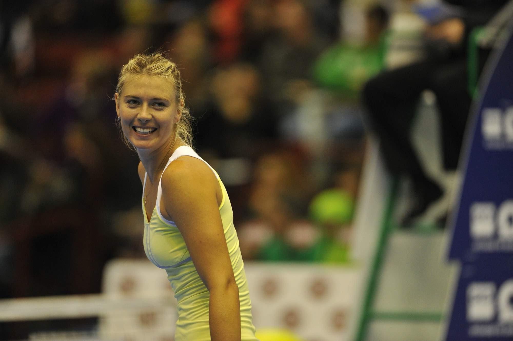 10P Maria Sharapova flashing her panties at the exhibition tennis match in Milan, It