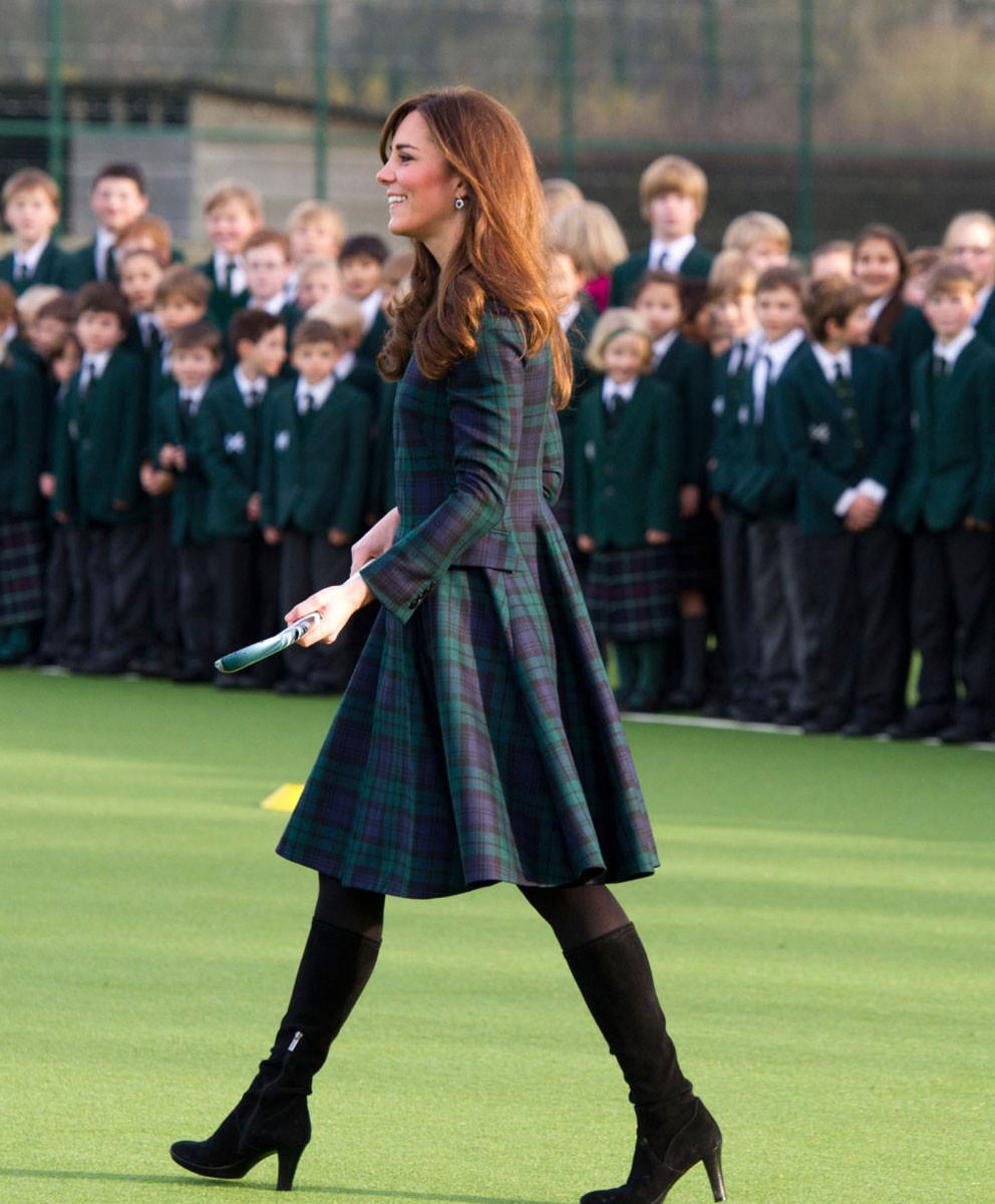 15P Kate Middleton plays field hockey in pangbourne