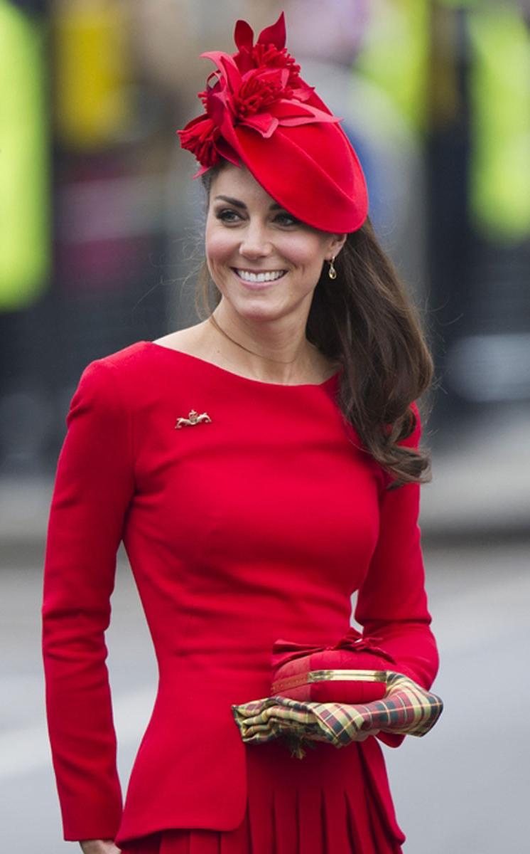 15P Kate Middleton plays field hockey in pangbourne
