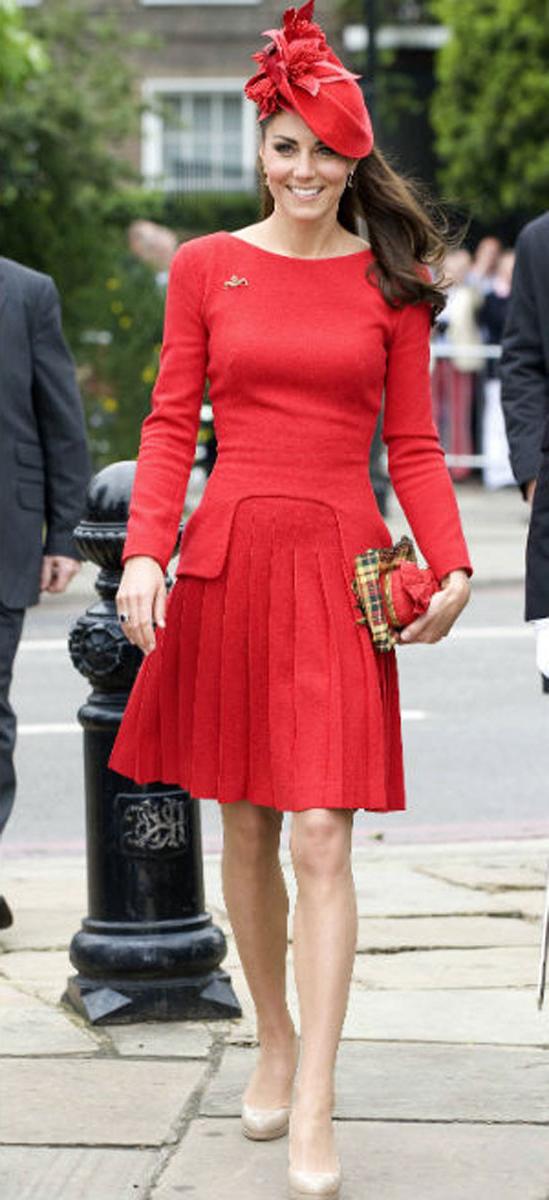 15P Kate Middleton plays field hockey in pangbourne