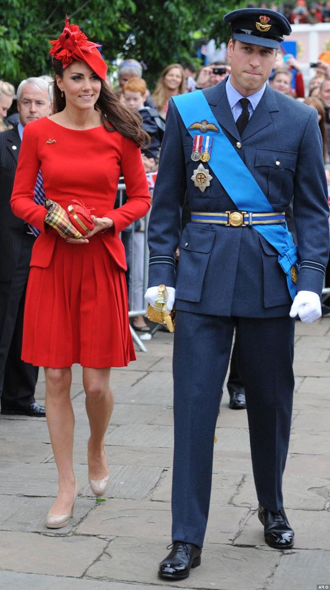 15P Kate Middleton plays field hockey in pangbourne
