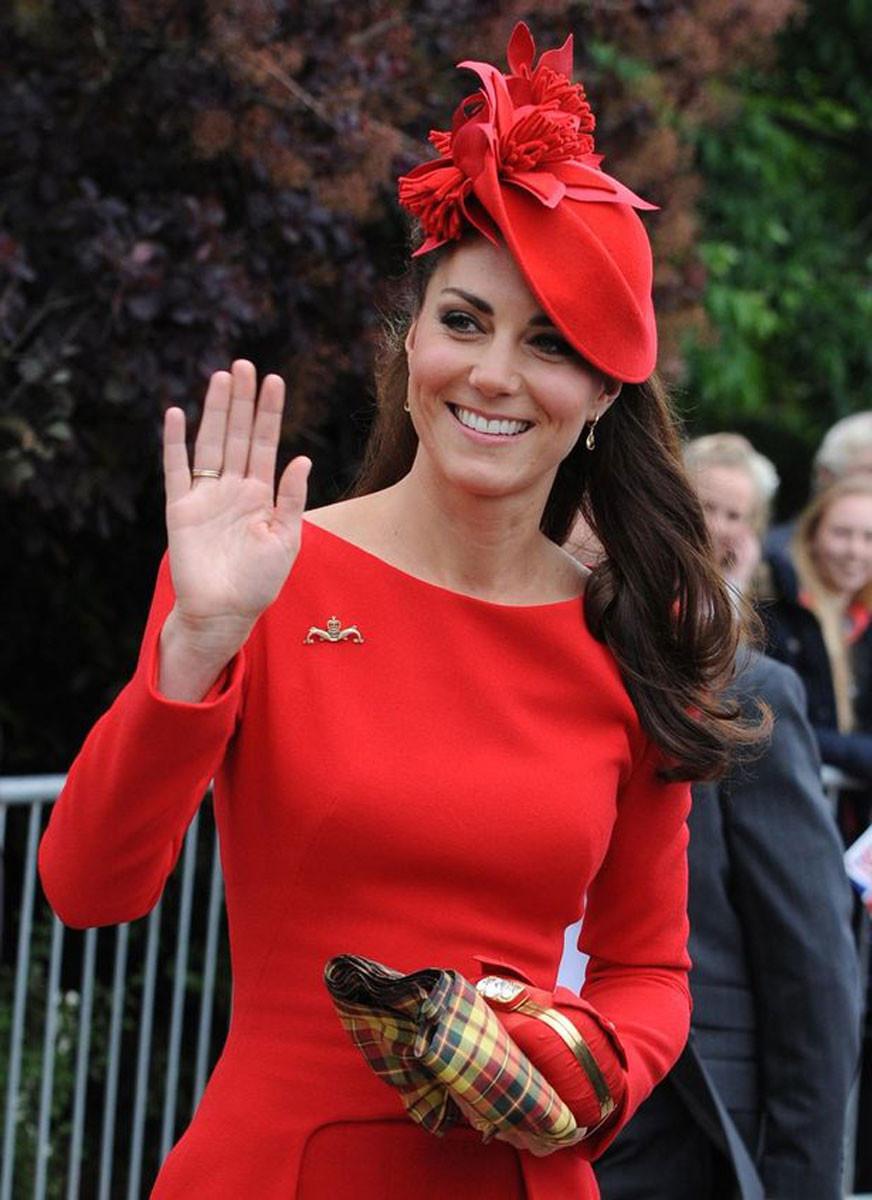 15P Kate Middleton plays field hockey in pangbourne