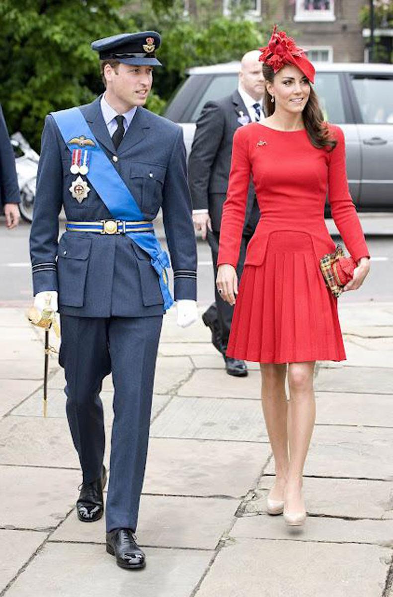 15P Kate Middleton plays field hockey in pangbourne