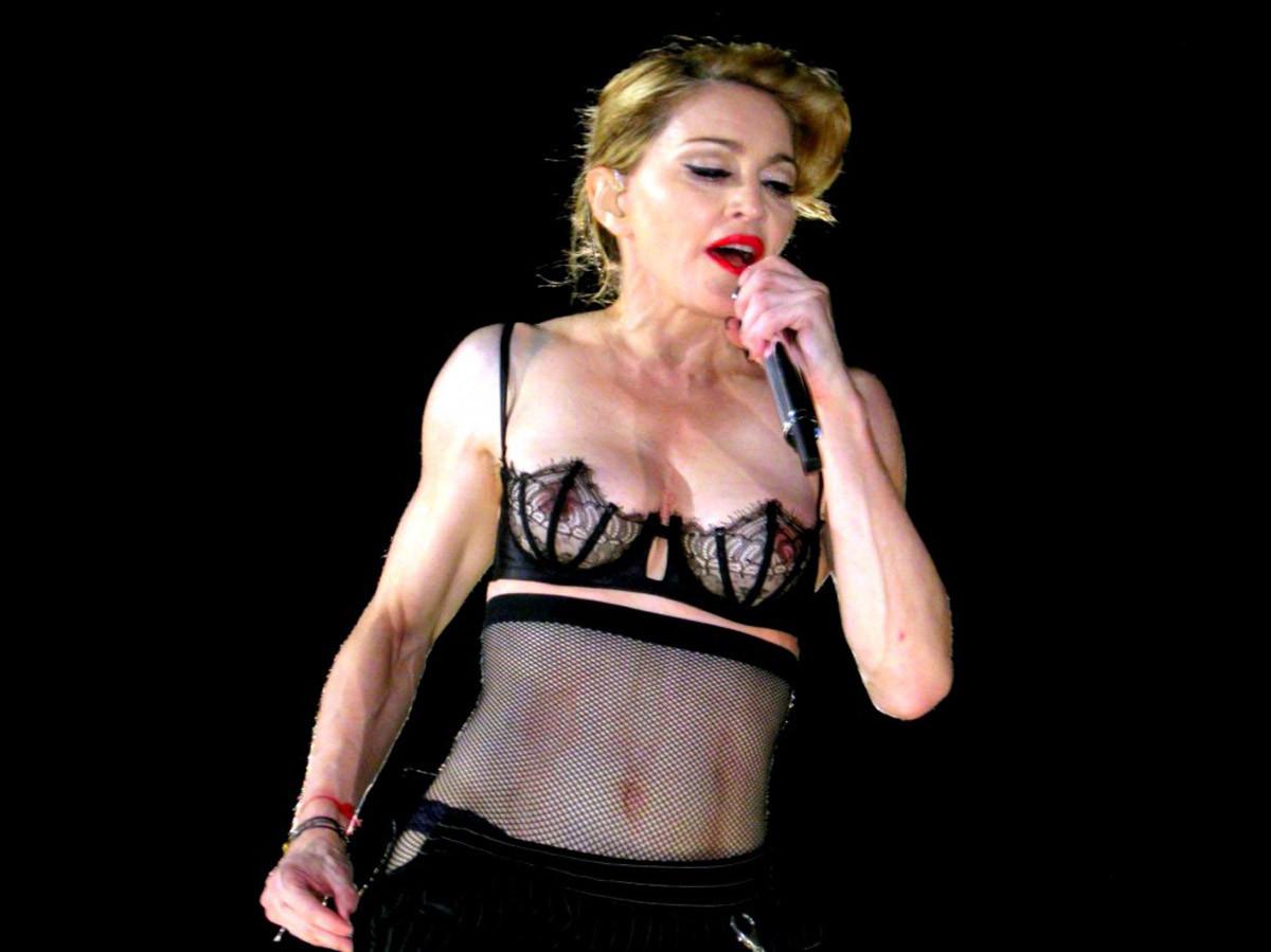 15P Madonna exposes her nipple on stage