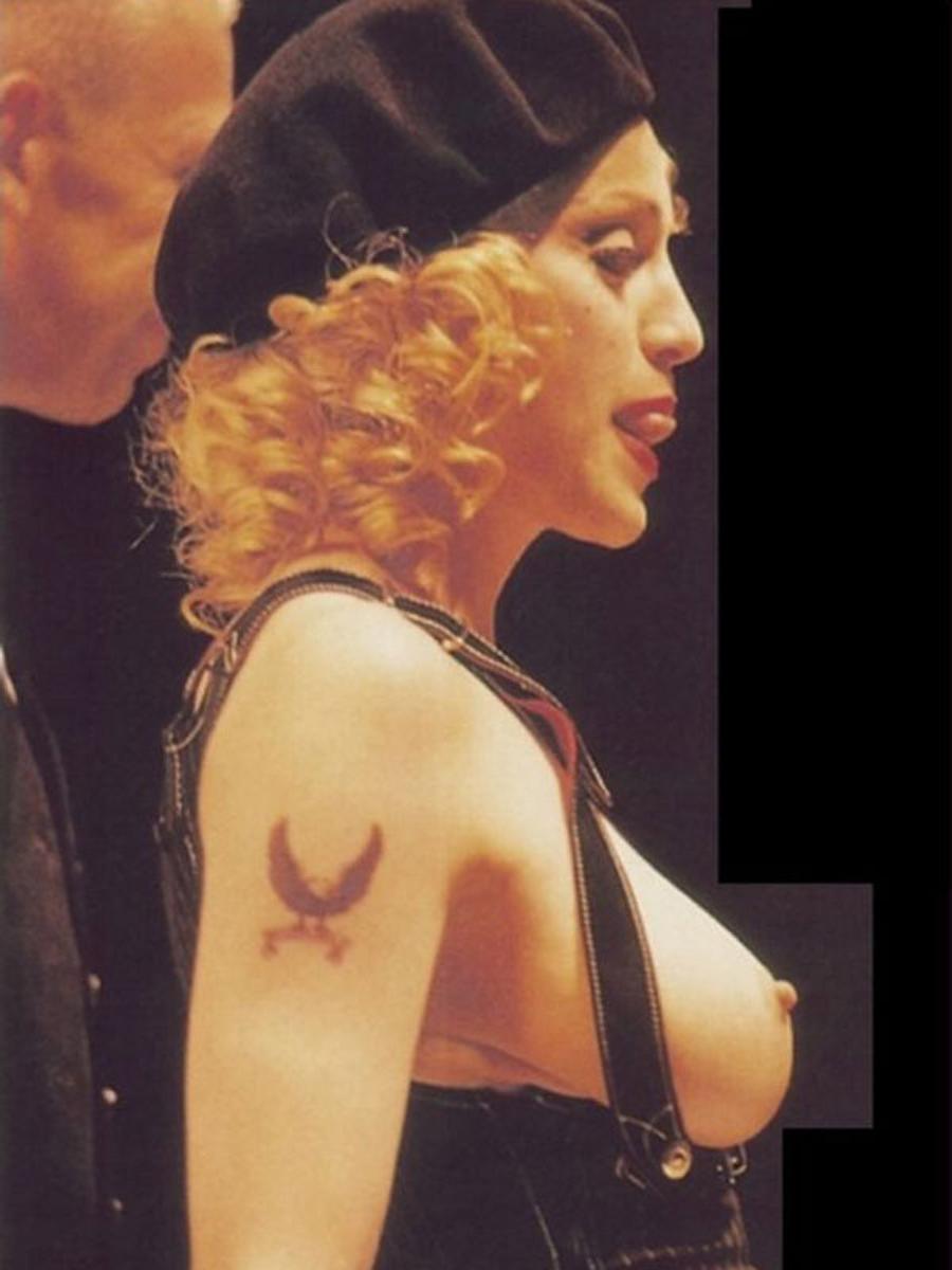 15P Madonna exposes her nipple on stage