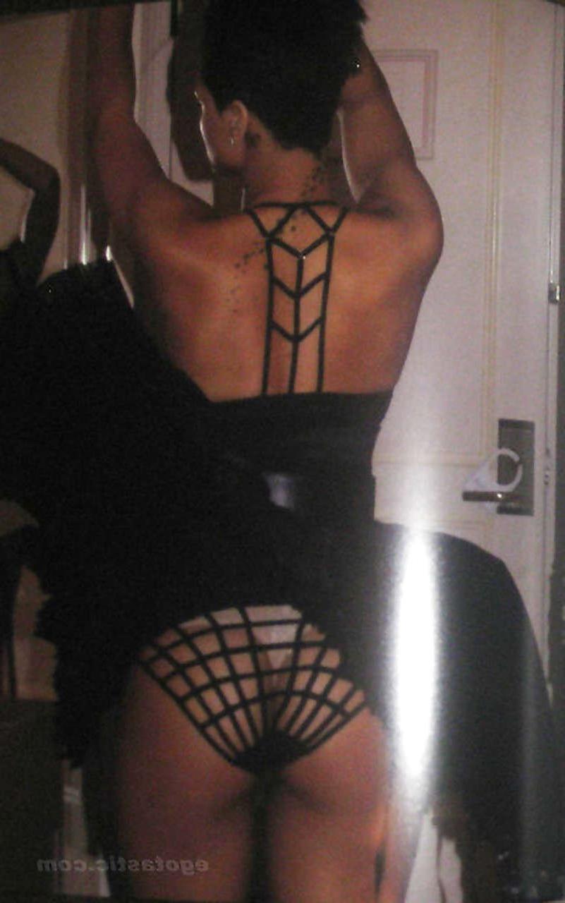 10P Rihanna exposing totally nude body on private photos