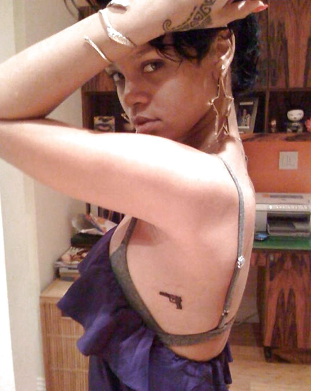 10P Rihanna exposing totally nude body on private photos