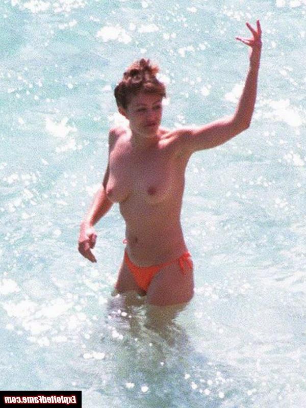 15P Celebrity Elizabeth Hurley exposed topless in public