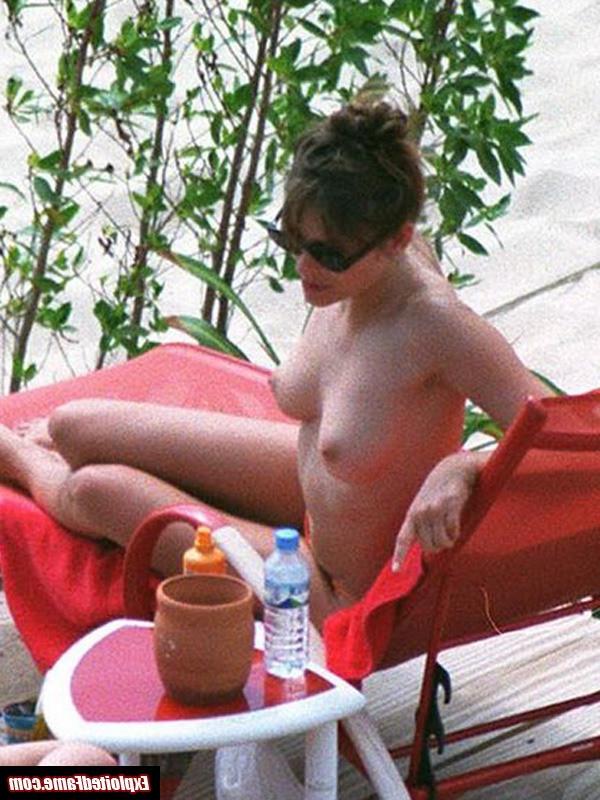 15P Celebrity Elizabeth Hurley exposed topless in public