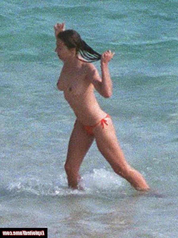 15P Celebrity Elizabeth Hurley exposed topless in public
