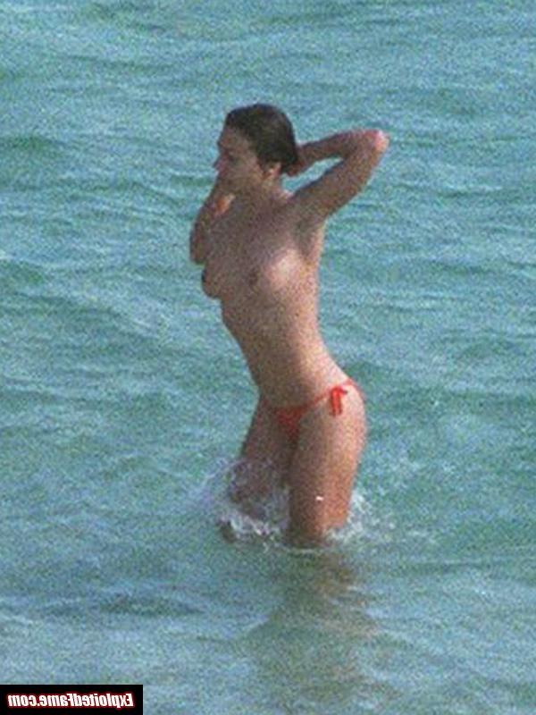 15P Celebrity Elizabeth Hurley exposed topless in public
