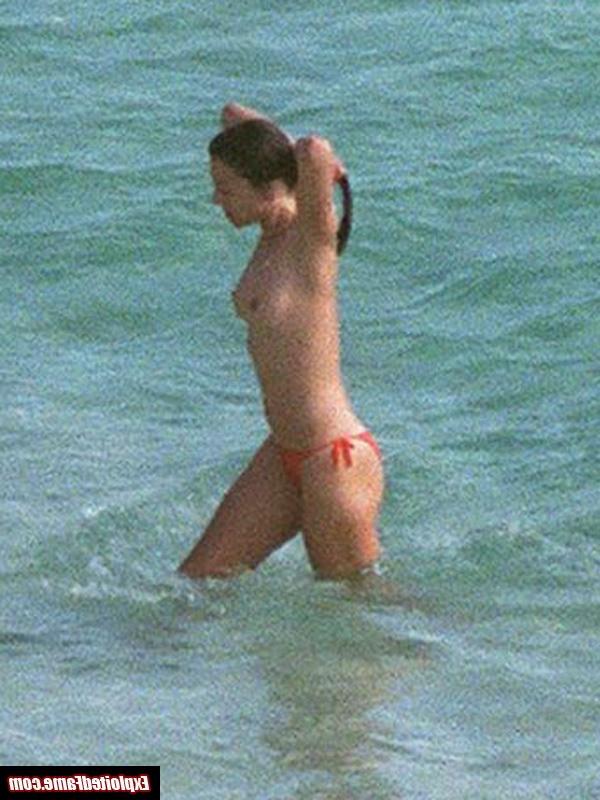 15P Celebrity Elizabeth Hurley exposed topless in public