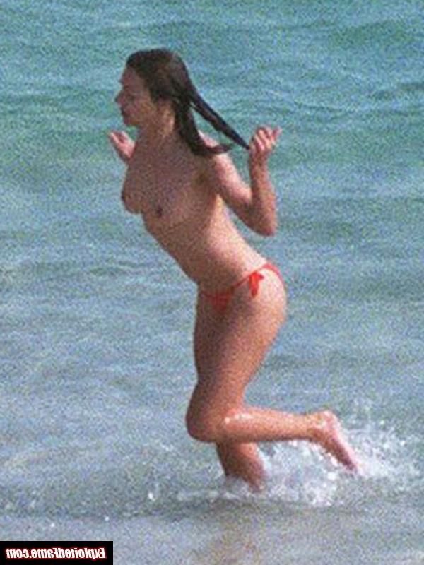 15P Celebrity Elizabeth Hurley exposed topless in public