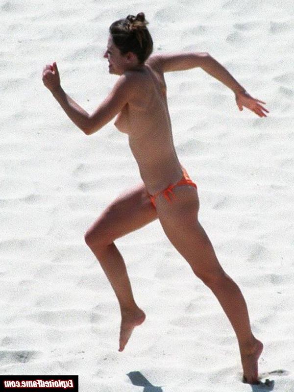 15P Celebrity Elizabeth Hurley exposed topless in public