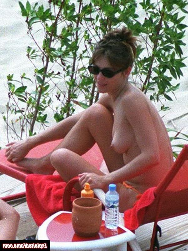 15P Celebrity Elizabeth Hurley exposed topless in public