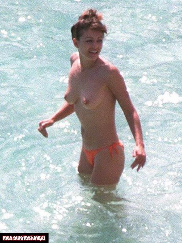15P Celebrity Elizabeth Hurley exposed topless in public