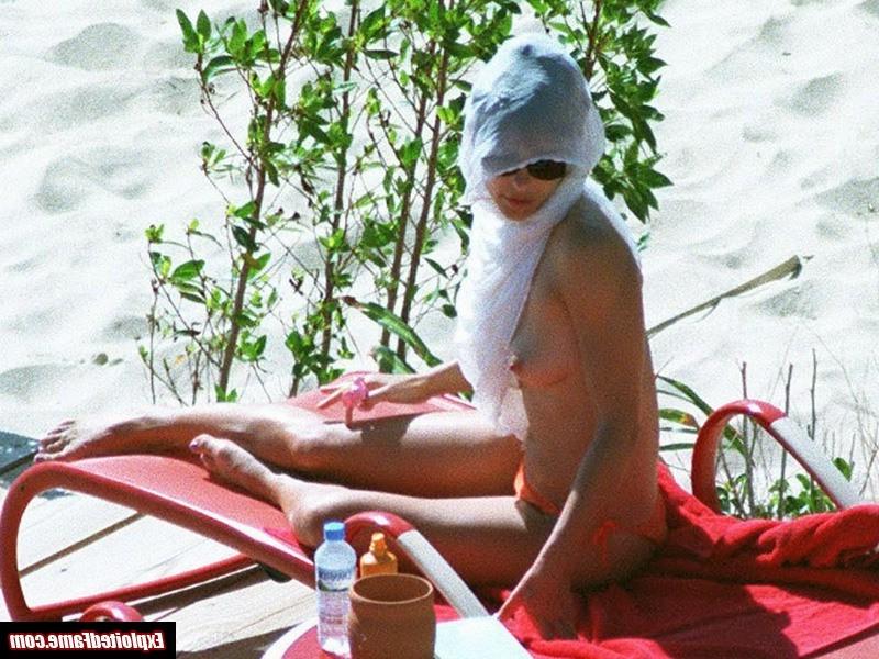 15P Celebrity Elizabeth Hurley exposed topless in public
