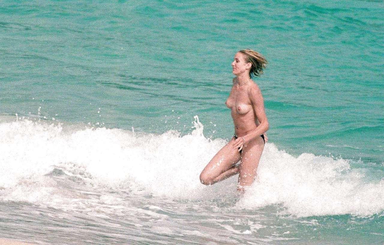 10P Cameron Diaz exposing her nice small boobs while enjoy with boyfriend on beach