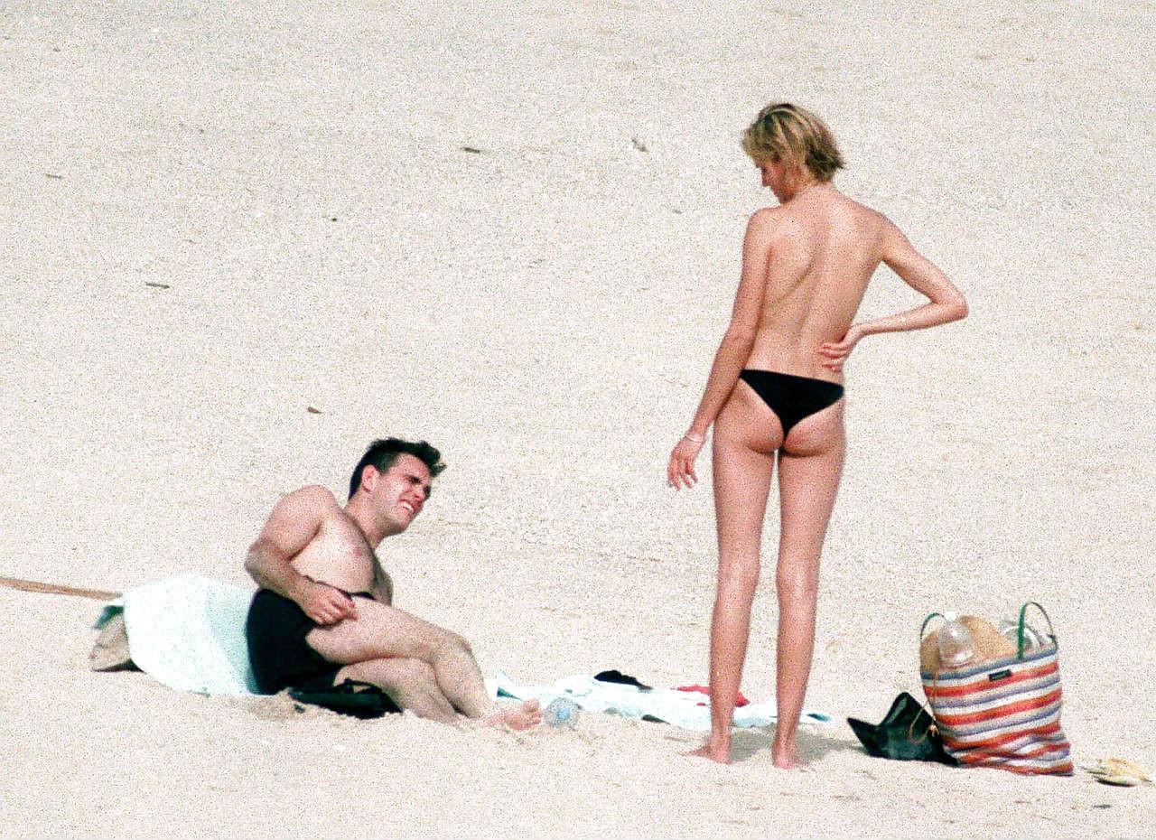 10P Cameron Diaz exposing her nice small boobs while enjoy with boyfriend on beach