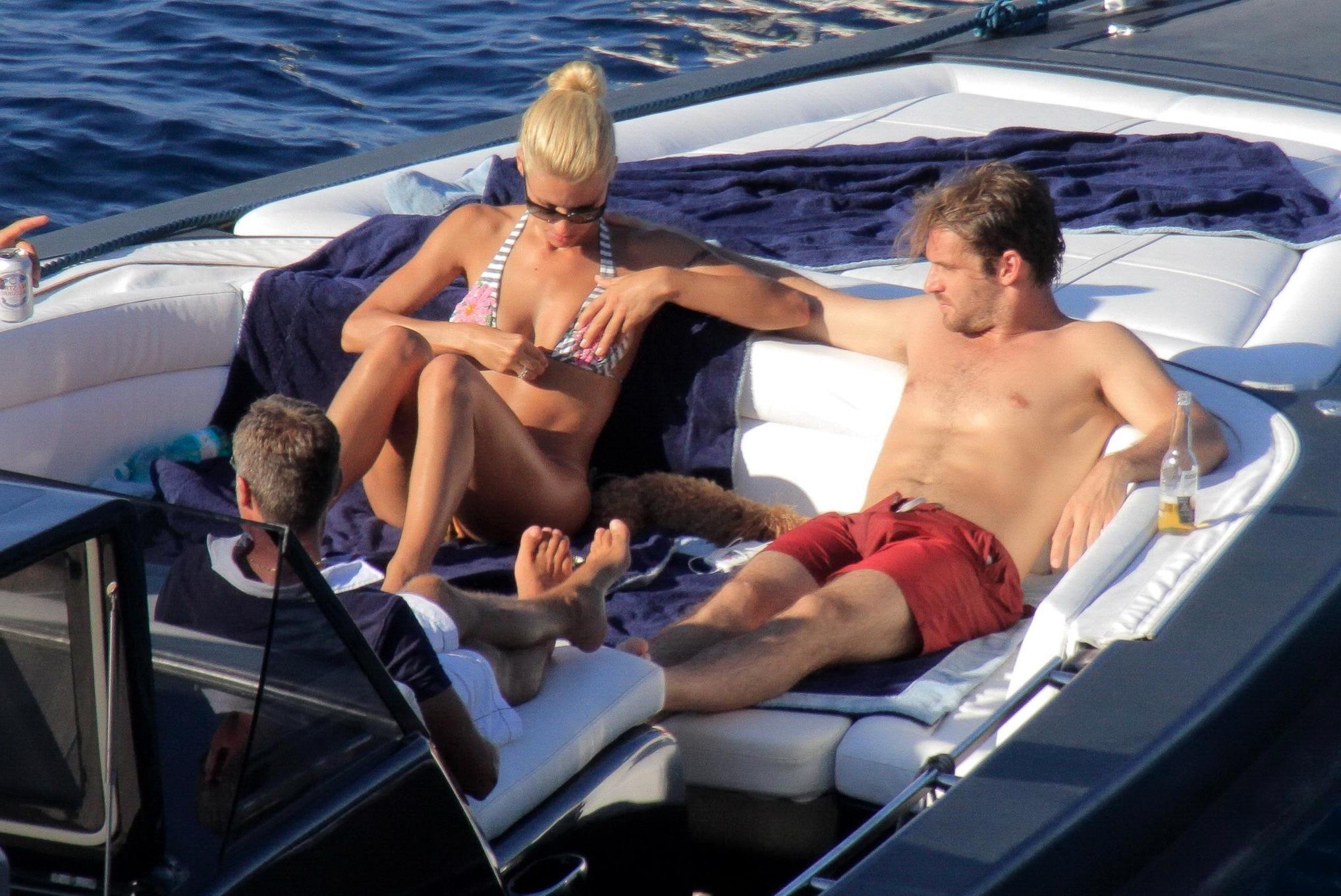10P Michelle Hunziker wearing a thong bikini on a yacht in Elba