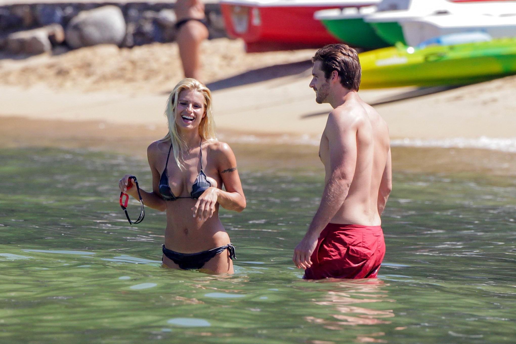 10P Michelle Hunziker in night camo bikini making out with her boyfriend on a beach 