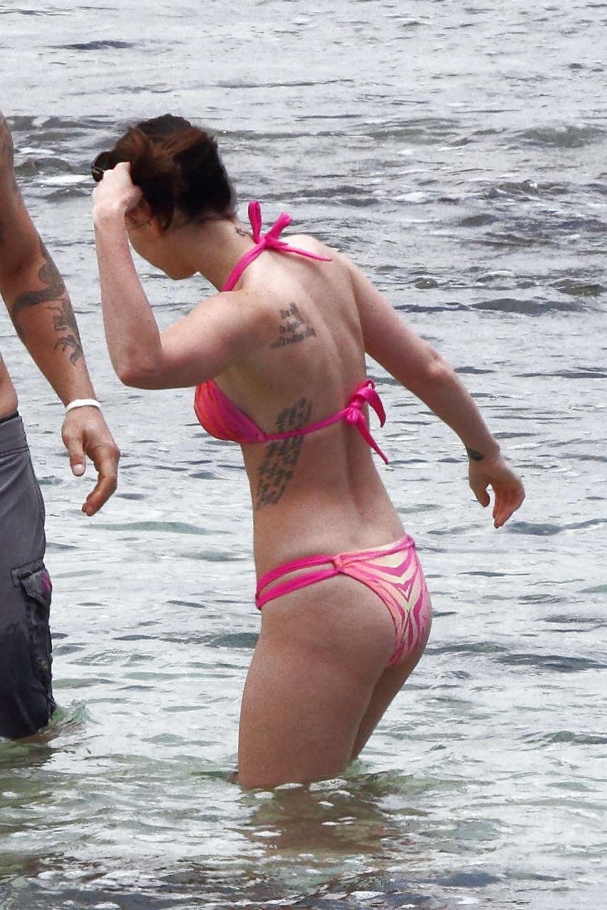 10P Megan Fox exposing her great body in bikini and sexy legs in mini skirt