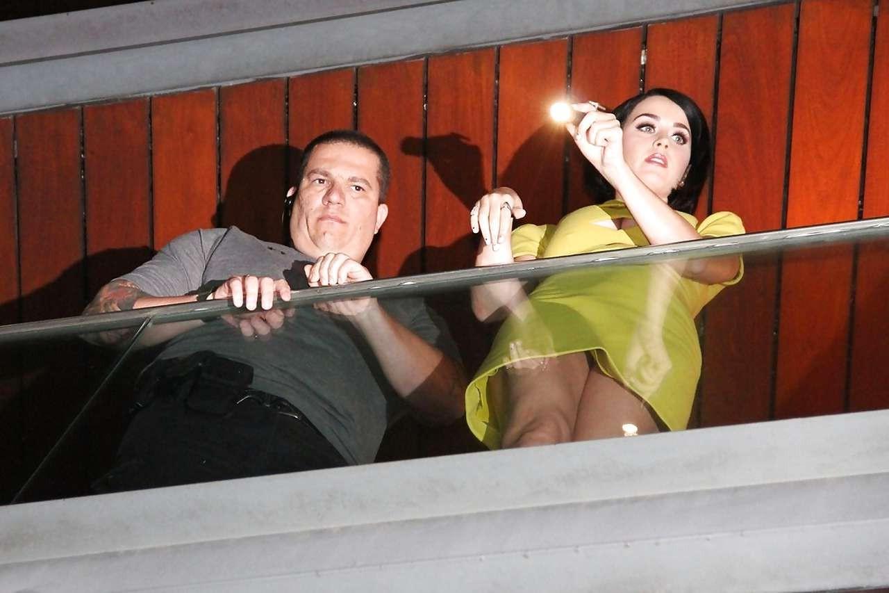10P Katy Perry flashing her white panties upskirt paparazzi pictures
